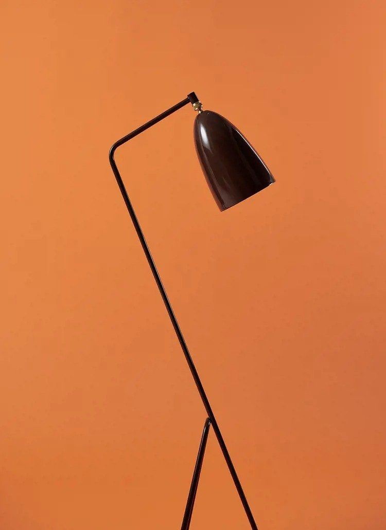 GUBI Gräshoppa Floor Lamp - Stehlampe - Walnut Brown Glossy--11